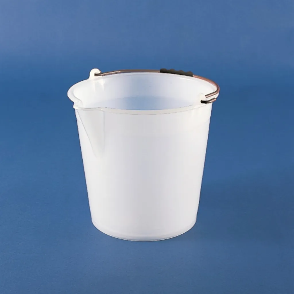 Seau en polyéthylène blanc avec bec verseur, 12 L