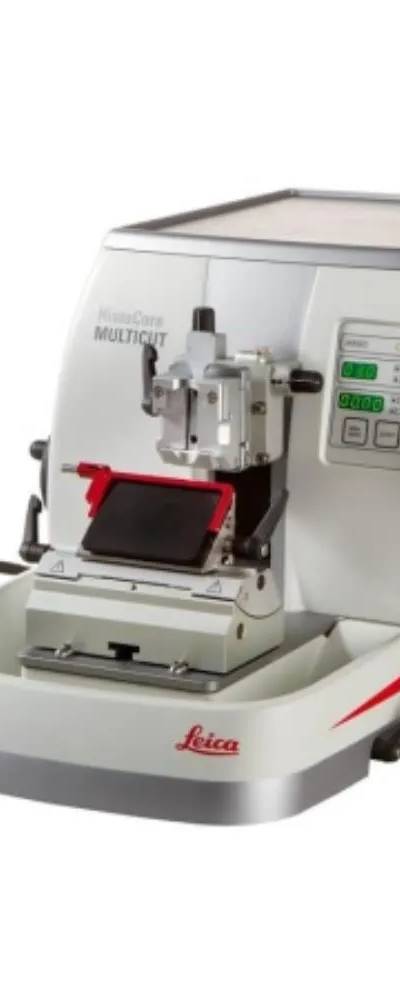 Microtome rotatif semi-automatisé Leica Biosystems HistoCore MULTICUT avec pince universelle pour cassettes et porte-lame 2 en 1