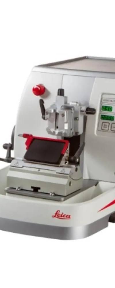 Microtome rotatif automatisé Leica Biosystems HistoCore AUTOCUT avec pince universelle pour cassettes, porte-lame 2 en 1 et pédale de commande