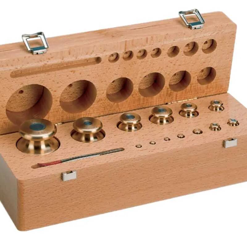 Série de 13 poids laiton 1 g à 1 kg, classe M1, valise en bois