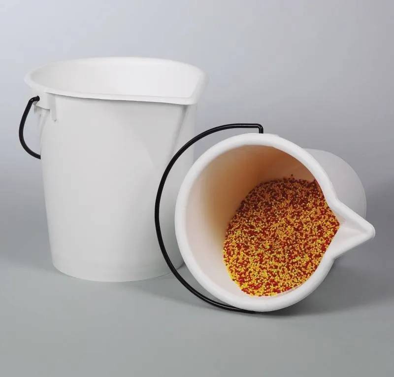 Seau de laboratoire en polyéthylène blanc avec bec verseur, 10 L